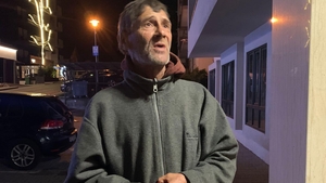 Povestea tristă a lui Nea Ion, bărbatul găsit pe străzi: “L-am întâlnit la ghena de gunoi”