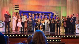 Mirabela Dauer, celebrată de artiști și prieteni într-o seară de neuitat. Trio-ul Simona Florescu, Ioana Dichiseanu și Anastasia a fost ecoul generațiilor care se întâlnesc în cântec