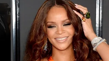 Rihanna a făcut senzaţie la Grammy! Ţinuta aleasă pentru apariţia pe covorul roşu i-a lăsat pe toţi fără cuvinte