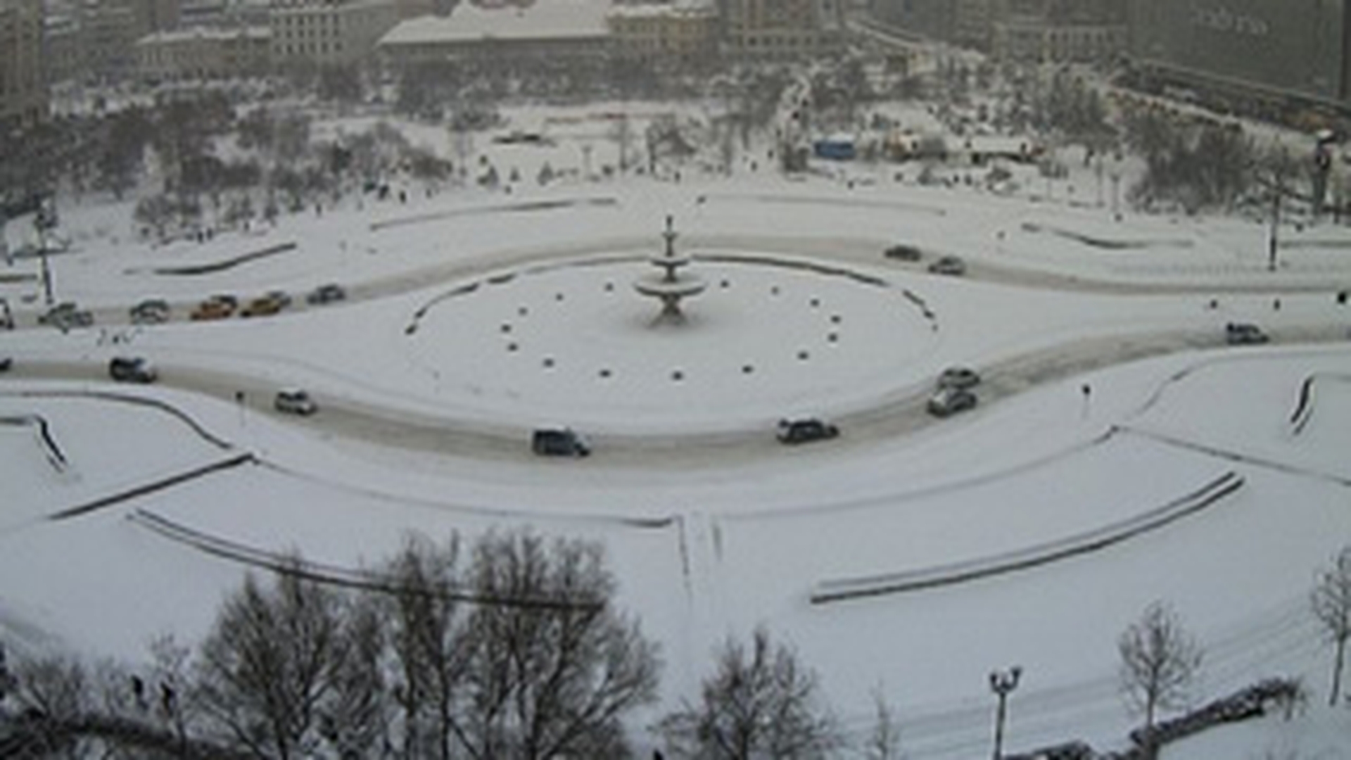 Bucurestiul e paralizat dupa o zi de ninsoare! Uite cum abia se mai circula in marile intersectii din Capitala