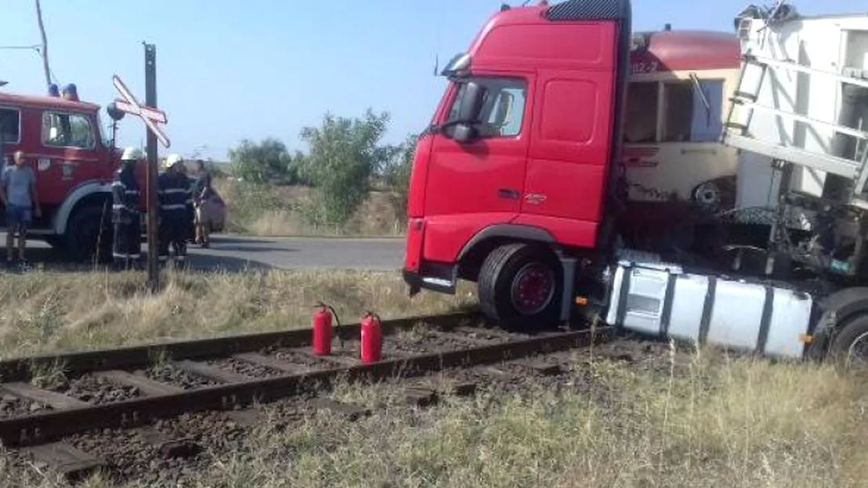 Un tren și un tir s-au ciocnit între Craiova și Calafat! Traficul feroviar a fost întrerupt