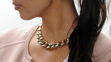 Kim Kardashian isi tine iubitul la urechi! Ia uite ce cercei are!