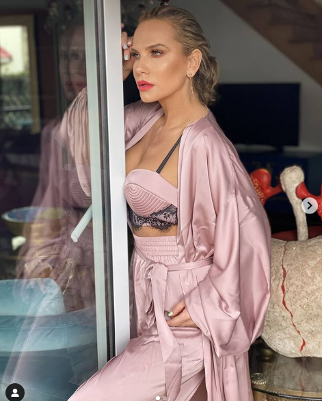 Anna Lesko nu le dă pace internauților: ”Când vrei să ieși cu băieții și nevastă-ta se pune așa!”