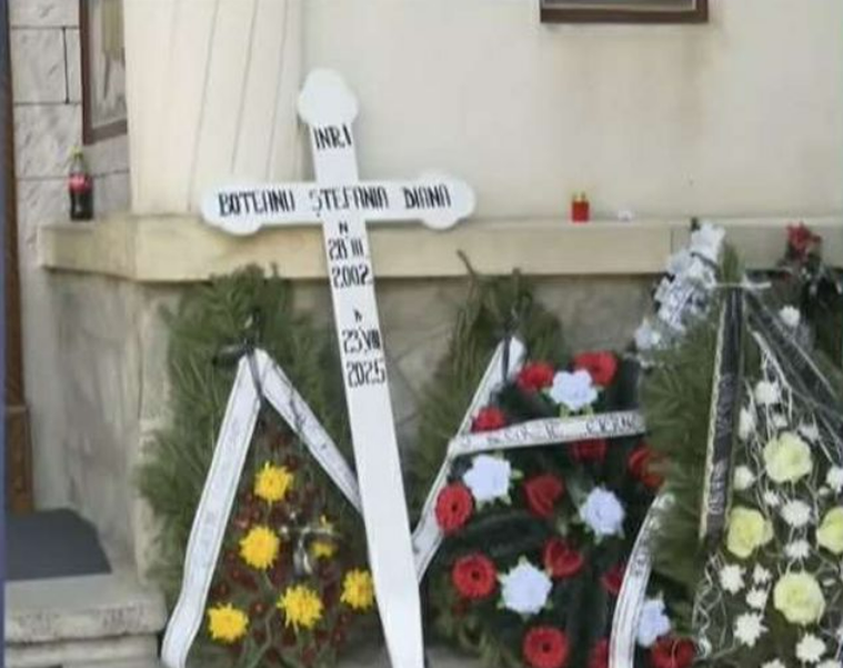 Durere fără margini la înmormântarea celor patru tineri morți în Munții Iezer. Familiile i-au condus pe ultimul drum