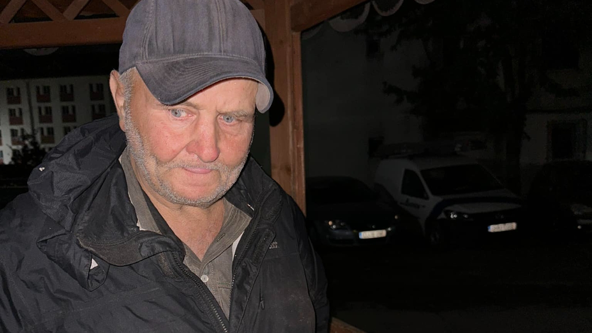 Imaginile bătrâneții chinuite. El este Adrian, românul care doarme pe o bancă din Filiași, după ce mama lui a amanetat casa: „Un domn a aruncat cu un covrig în mine. L-am ridicat, l-am mâncat și i-am mulțumit!”