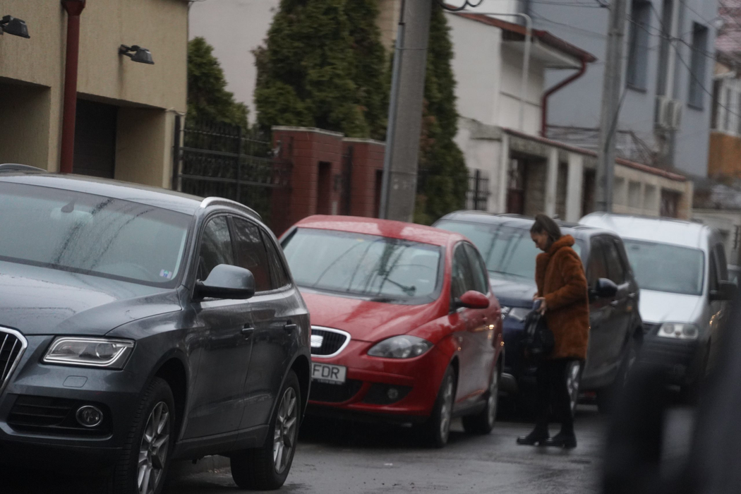 Irina Fodor a ajuns prima și l-a așteptat, câteva minute, pe colegul ei de emisiune, Ștefan Bănică Junior (Foto: CANCAN.RO)
