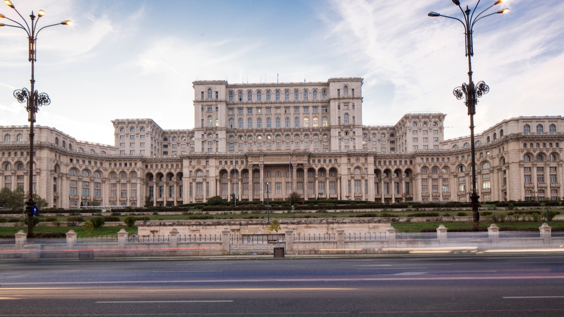 Restaurantul din Parlament are, probabil, cele mai MICI prețuri din București. Cât costă meniul zilei aici