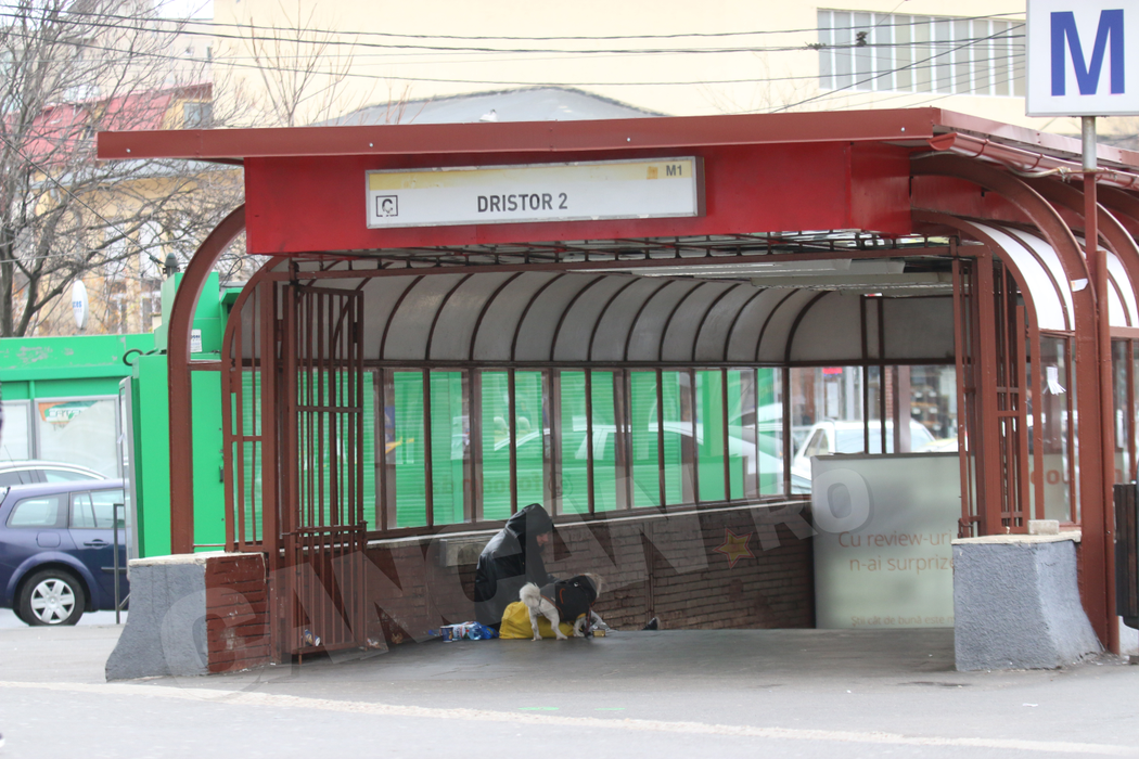 ”Din banii aceştia, plătesc…” Cerşetoarea de la metrou a recunoscut cât câştigă în fiecare zi