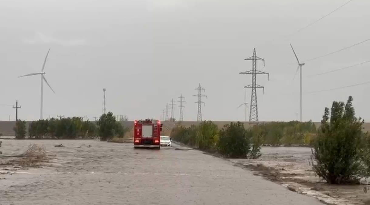 Imaginile devastatoare ale ciclonului Barbara! A făcut prăpăd în România: șosele transformate în lacuri, zeci de copaci căzuți