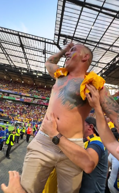 Ce a făcut un spectator român, în pielea goală, după ce a intrat în teren: „Ia, bă, adidasu'”. Imagini virale de la meciul României!