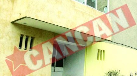 Camatar ciuruit in fata blocului iubitei