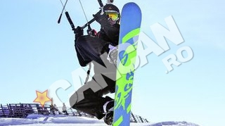 Ei vor participa la cel mai mare festival de snowkite din Romania. Schiori zburatori la Sinaia