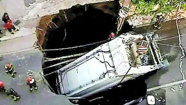 Inghitita de un crater in asfalt