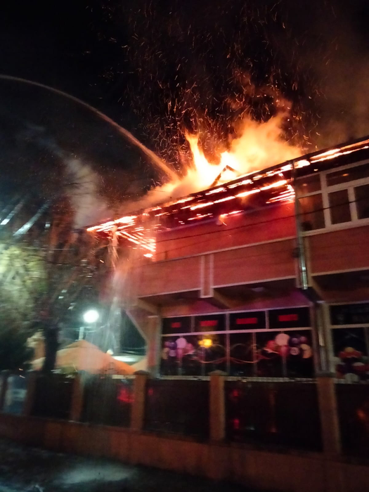 Incendiu puternic în Dâmbovița. Şase autospeciale de pompieri au intervenit