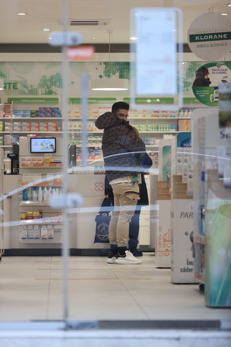 Selly se "ascunde", să nu fie văzut fără mască în farmacie/ Sursă foto: CANCAN.RO