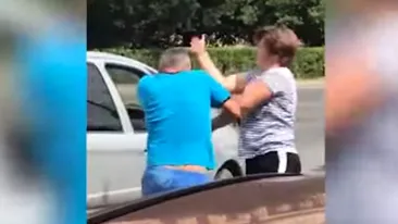 Scene uluitoare în centrul Aradului! Ce bătaie îi dă o femeie unui bărbat, chiar în mijlocul străzii!! Ți se face milă când vezi reacția victimei VIDEO