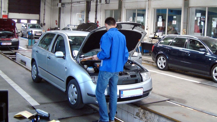 Veşti proaste pentru şoferii care au maşini mai vechi de 12 ani! Ce vor fi obligaţi să facă de la 1 ianuarie 2018