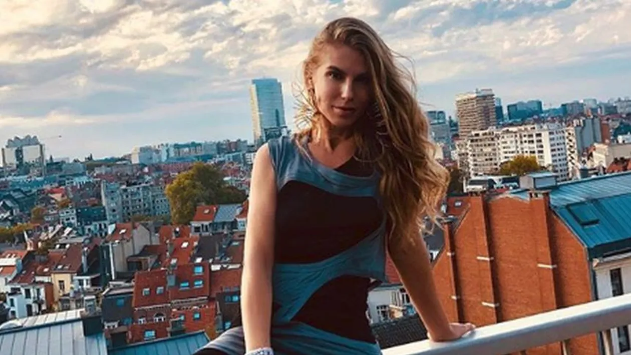 Corina Bud lovește din nou! A pozat într-un costum de baie super-sexy