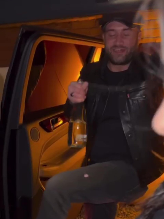 Mihai Bendeac ajunge la mașină, din club, cu sticla în mână