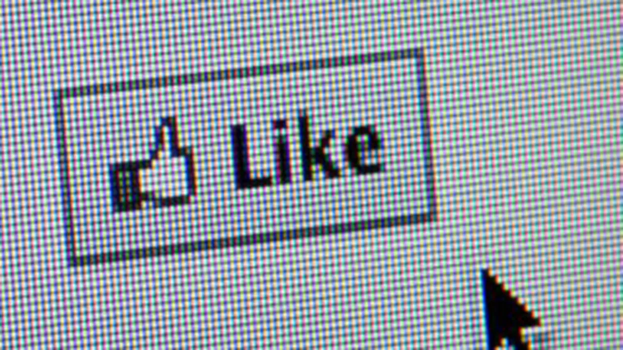 Obsesia Facebook, dusa la extrem! Un cuplu si-a botezat fetita Like