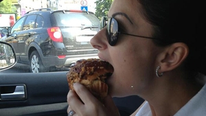 Gabriela Cristea, ai grija sa nu te ingrasi! Aproape ca i se vede fundul, insa ea e ocupata sa bage tot mai mult cozonac in gura