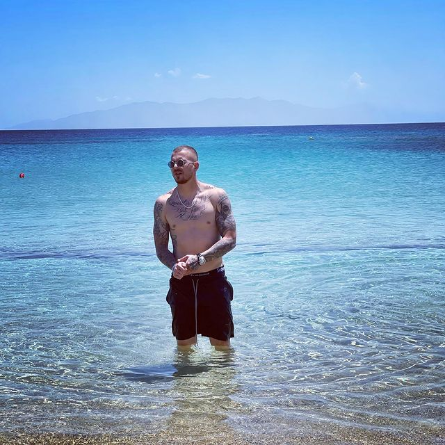 Denis Alibec, dat în primire de o domnișoară / (Sursa: Instagram)