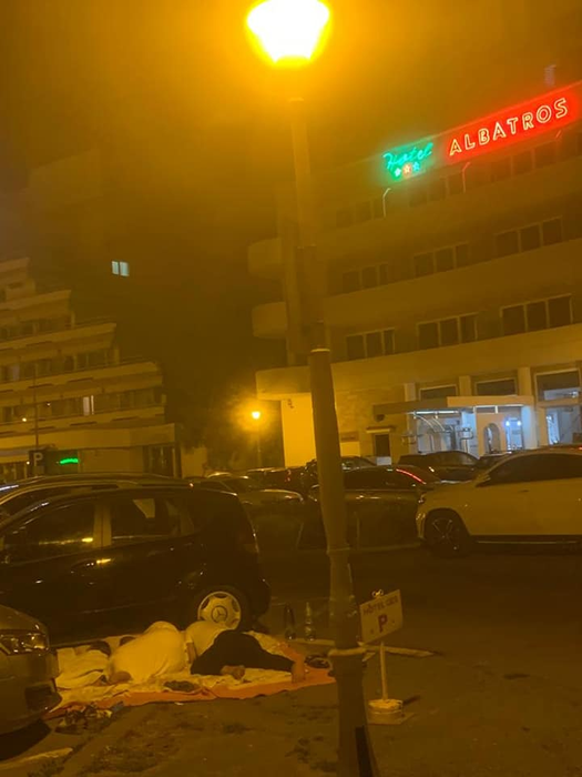 Dormitul pe asfalt, noua ”cazare” în stațiunea Mamaia. Ce au ajuns să facă turiștii de dragului mersului pe litoral