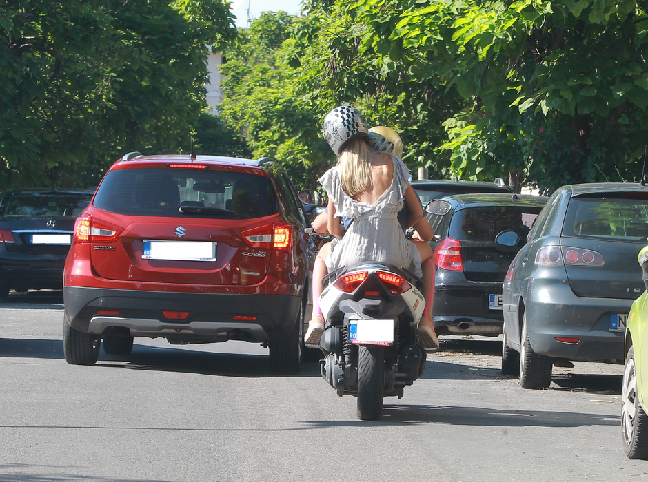 Dani își plimbă iubita cu scuterul prin Capitală