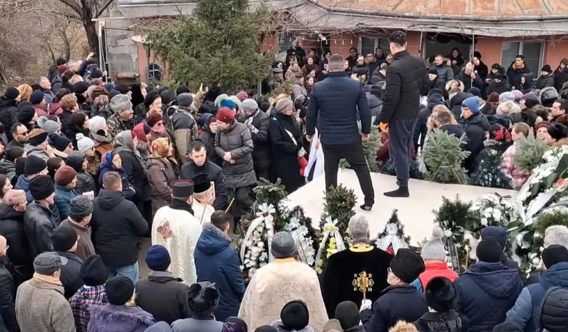 Imagini sfâșietoare! Constantin și Teodora au fost înmormântați împreună, iar micuța Sofia între ei