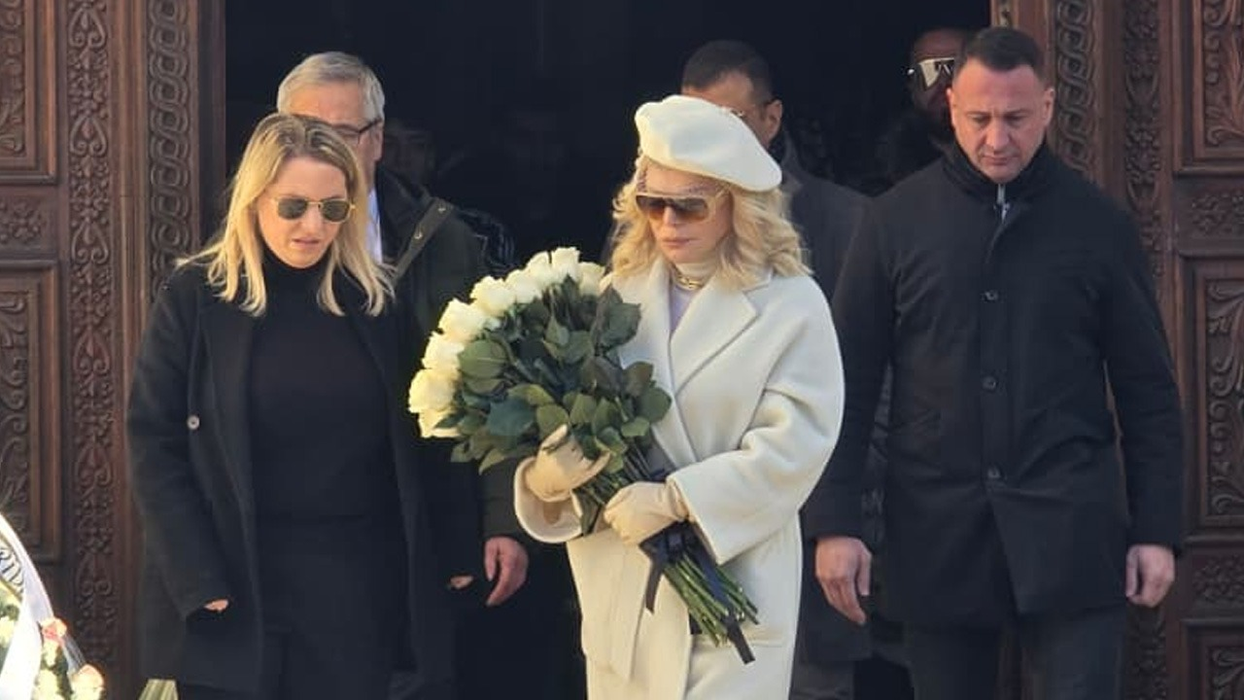 Loredana Groza, îngenuncheată de durere la înmormântarea tatălui. Momentul în care artista a cedat lângă sicriu