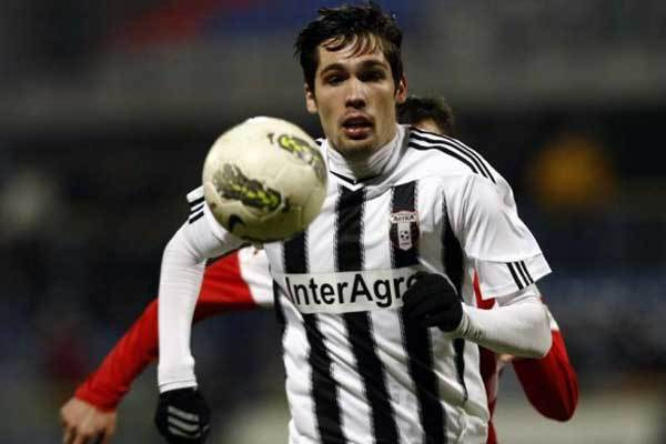 Super transfer pentru FCSB! A semnat pe doi ani