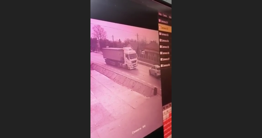 Imagini cu impactul dintre TIR și Mercedes. Sursă foto: captură de ecran Impact Total