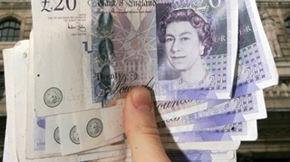Le merge bine peste hotare! Romanii din Marea Britanie trimit zilnic in tara lor 500.000 de lire