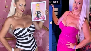 Arată precum Barbie, dar stai să vezi cum arăta înainte! Transformarea femeii din imagine este uluitoare