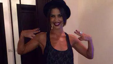 Ipostaze intime: Andreea Popescu si iubitul, calare unul pe altul in pat. Si nu sunt singuri!