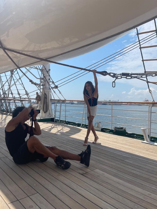 Alexandra Mazăre a făcut furori la Ziua Marinei într-o ținută inspirată din uniformele marinarilor
