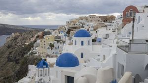 Cât costă o salată grecească, o porție de tzatziki și 3 pâinici la tavernele din Santorini