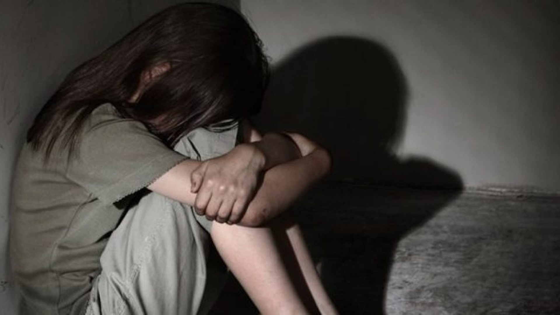 Caz șocant în România! O fetiță de 11 ani a fost deflorată cu degetele de viitoarea soacră, după ce logodnicul a eșuat