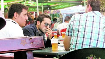 Fostul iubit al Oanei Zavoranu pierde vremea in Piata Obor! Vinde vin si cumpara bere