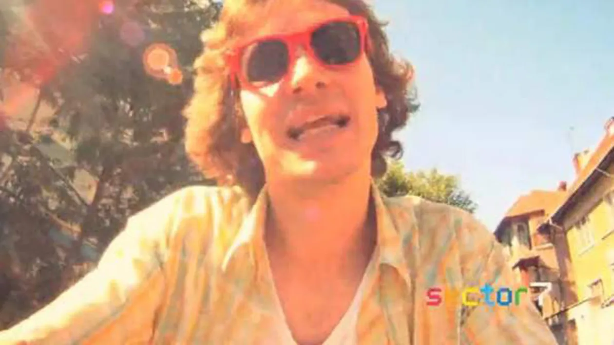 Repetitiile lui provoaca atat de mult zgomot in camin, incat vecinii se simt deranjati. Nu degeaba are succes cu piesa Ma-ta are cratima