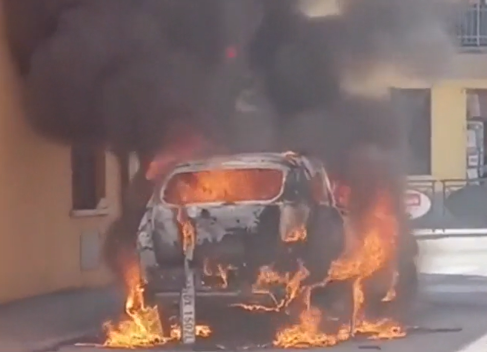 Mașină incendiată în Italia. Foto: La Provincia