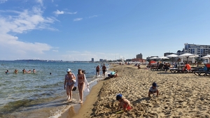 Momente de panică pe o plajă bulgărească iubită de români. Ce au descoperit în apa mării i-a pus pe fugă pe turiști