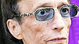 Robin Gibb, membru al celebrei trupe Bee Gees, sufera de o afectiune la colon. Devastat de boala