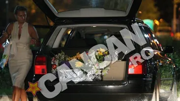 Soprana Anghela Gheorghiu a petrecut pana la doua noaptea intr-o carciuma rock. I-au umplut portbagajul de cadouri si flori