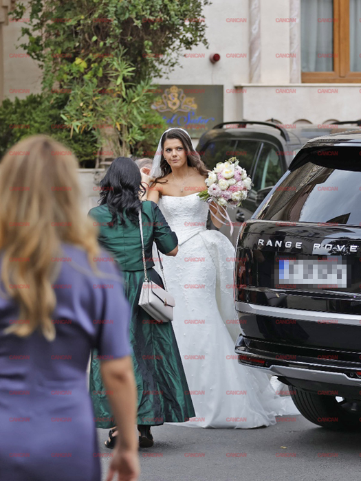 Ministrul Finanțelor și soția, ședință foto la Palatul Șuter. Nașa de cununie a mirilor a atras privirile tuturor!