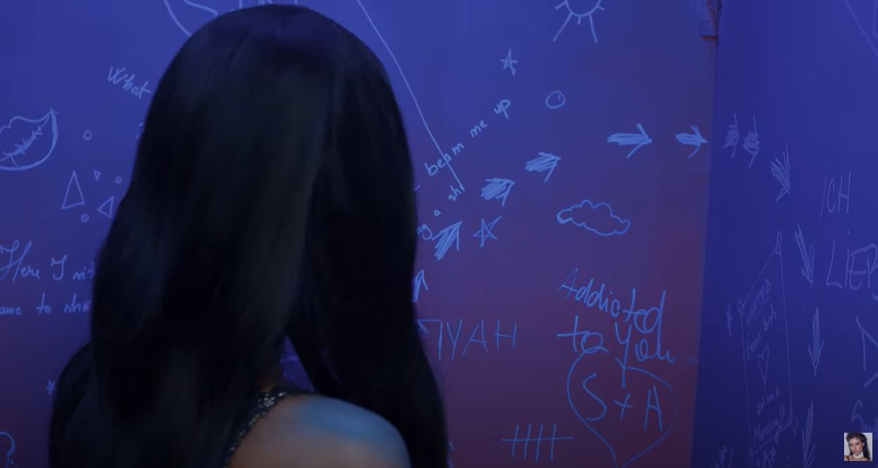 Antonia și Alina Ceușan, filmate în ipostaze ca-n filmele pentru adulți în cel mai nou clip al cântăreței! S-au atins pasional în zone intime și au flirtat una cu cealaltă | VIDEO