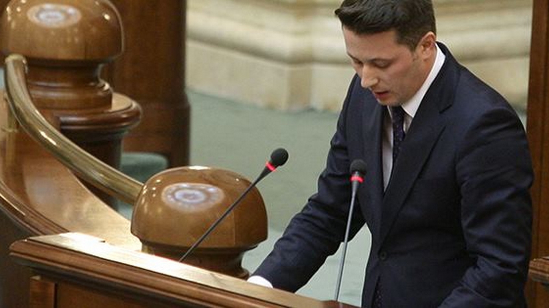 Are stofa de politician! De cand a devenit senator, Cici de la Sistem s-a ingrasat considerabil. Vezi cum arata acum