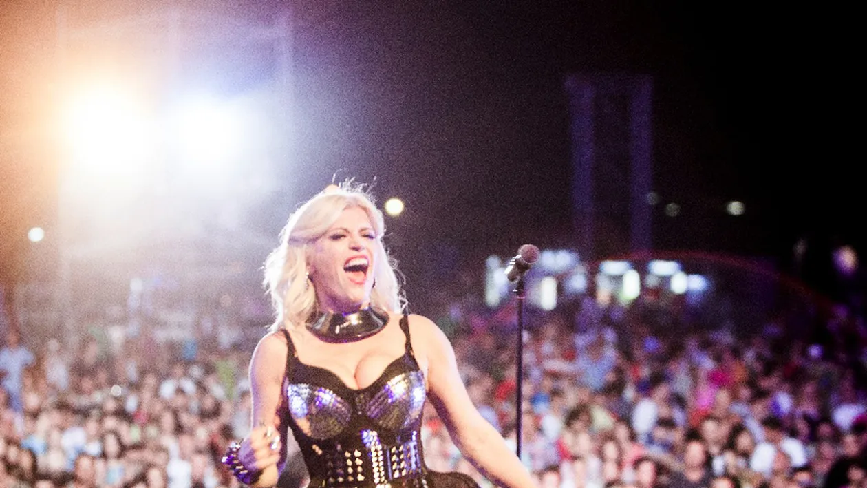 Alăturare nefericită: Iată ce scrie lângă afişul cu LOREDANA GROZA. A stârnit hohote de râs