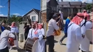 Circ electoral în Dâmbovița! Candidații s-au „camuflat” în haine arăbești și cântă la tobe, în mijlocul străzii