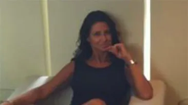 Nici daca erai vecin cu ea nu apucai sa o vezi asa! Mama Antoniei intinsa pe pat cu cel mai adanc decolteu!